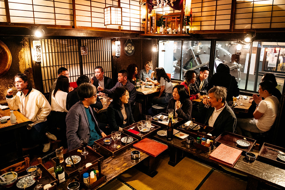 居酒屋でのメンバーの食事会の写真